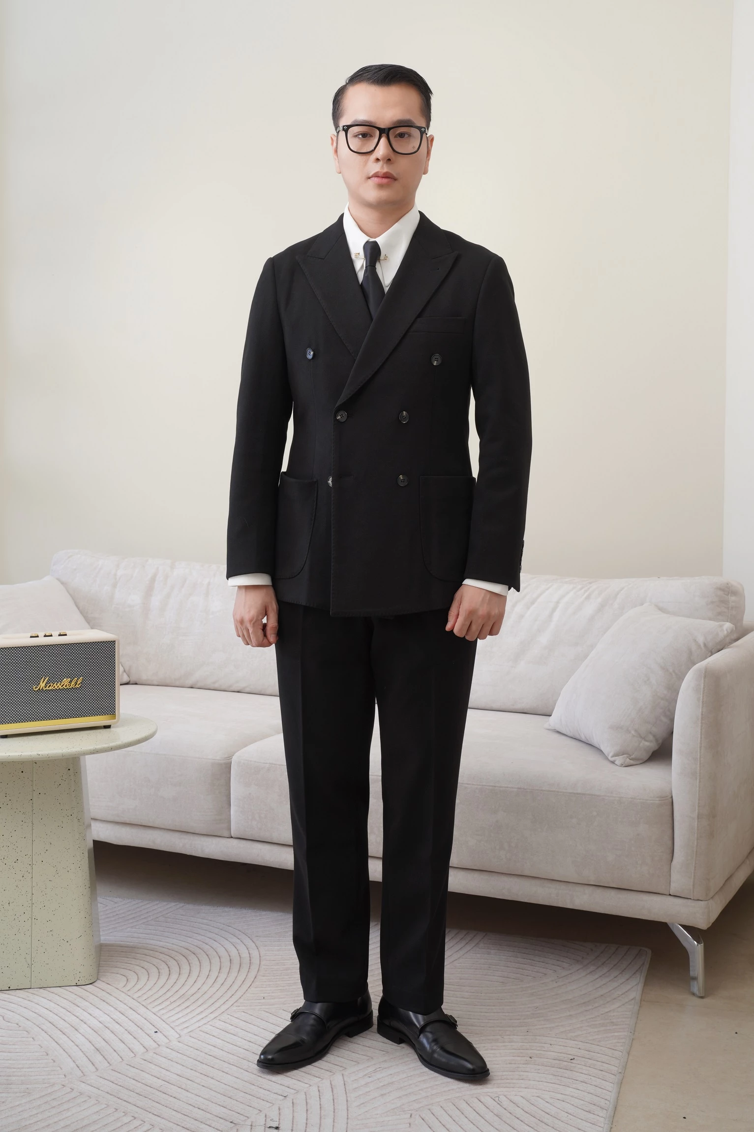 Suit đen ve kiểu Anh