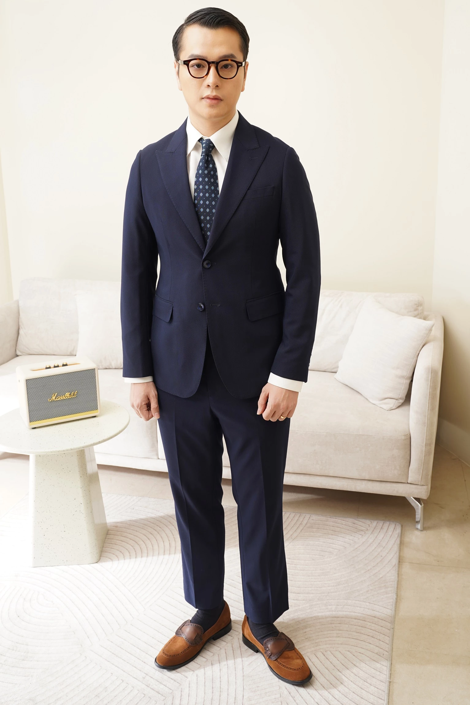Suit xanh navy cổ vếch