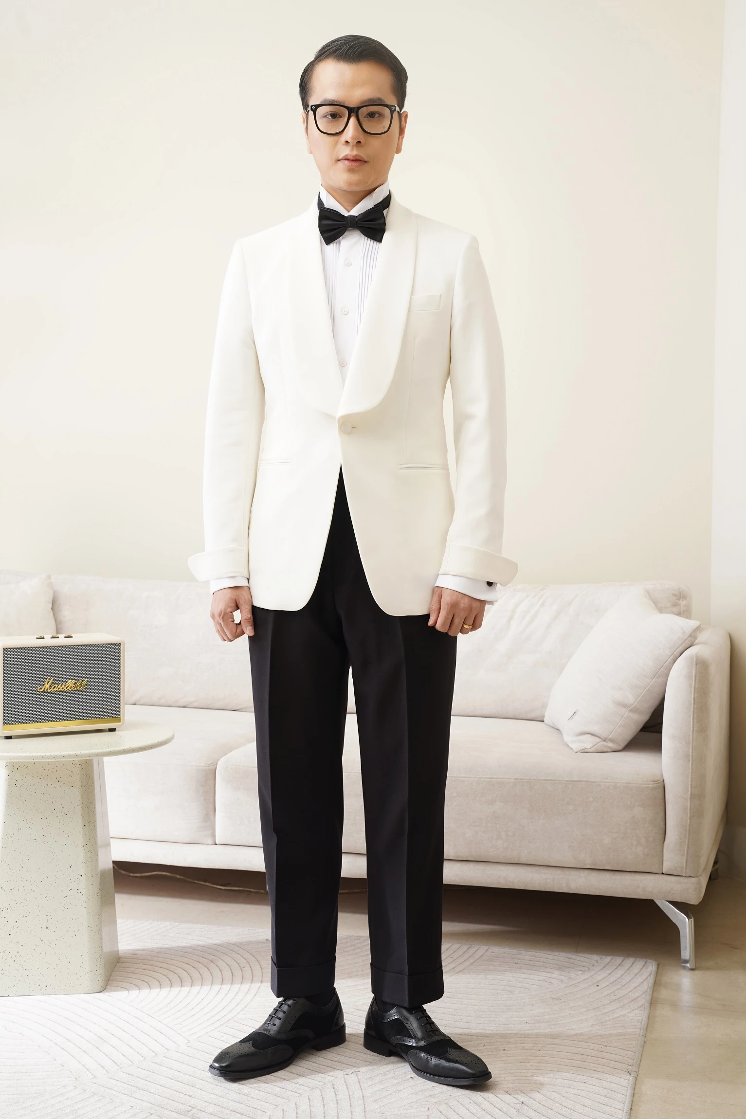 Tuxedo trắng ve sam